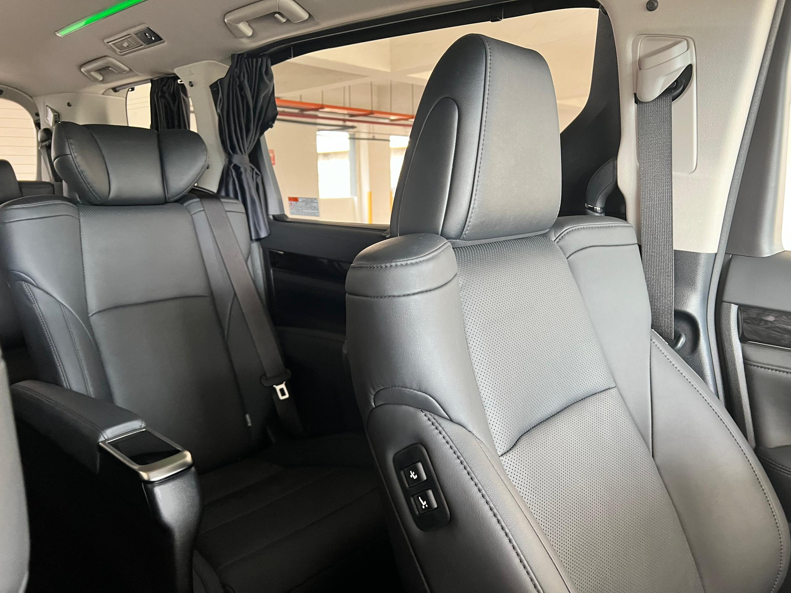 Toyota Alphard 2.5 SC black17